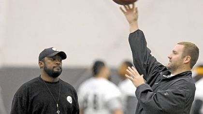 Ben Roethlisberger warms up at practice Wednesday under the watchful eye of coach Mike Tomlin.