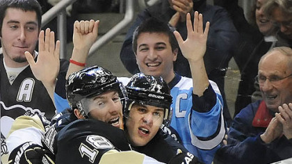 Evgeni Malkin puts the Penguins ahead of the Red Wings 1-0 with a goal in the final seconds of the first period.