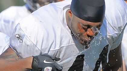 Rookie Weslye Saunders, an undrafted free agent tight end, cools off between Sunday's workouts.
