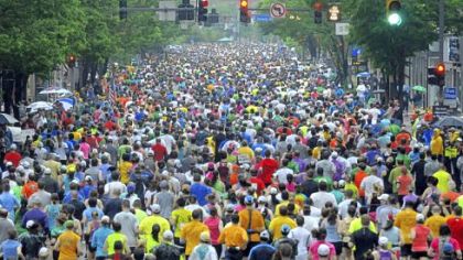 Thousands of runners fill Liberty Avenue, Downtown, as they head toward the Strip District in the Pittsburgh Marathon last month. A recent study found that middle-aged men and women who do cardiovascular exercise regularly can reduce substantially their risk of dying from heart disease.
