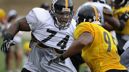 The Steelers re-signed offensive lineman Willie Colon, left, to a five-year contract worth $29 million.