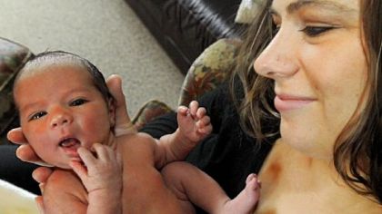 Melissa Bungar and daughter Eden bond through skin-to-skin contact.
