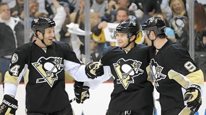 Brooks Orpik congratulates Chris Kunitz, center, and Pascal Dupuis, right, after a Kunitz goal against Tampa Bay in January.