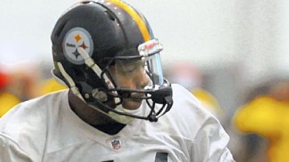 Free-agent rookie tight end Wesyle Saunders  runs during drills at practice Thursday morning at the team's South Side facility.