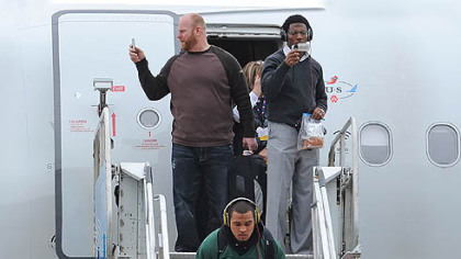 The Steelers' Maurkice Pouncey makes his way down the jetway on crutches as the Steelers arrived in Dallas.