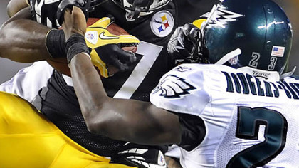 Steelers' Jonathan Dwyer pulls in a pass against Eagles' Dominique Rodgers-Cromartie in the first quarter at Heinz Field.