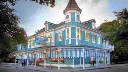 Commander's Palace, a Garden District landmark since 1880, is still one of the most popular spots in town. It offers a real taste of New Orleans from the top notch service to a menu that combines both creative and traditional interpretations of Creole cuisine.