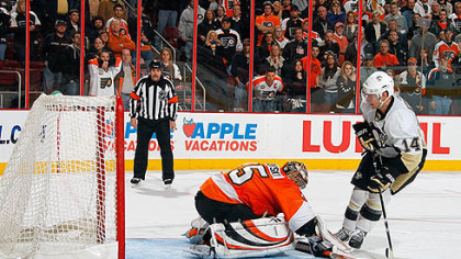Penguins forward Chris Kunitz scores in the shootout against Flyers goaltender Sergei Bobrovsky during Thursday's game at the Wells Fargo Center in Philadelphia.