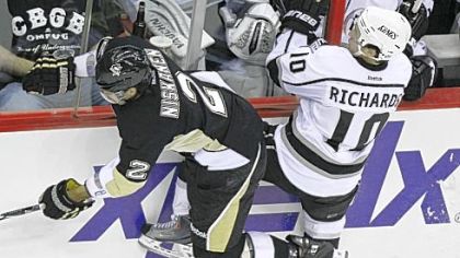 Matt Niskanen, left, battles Los Angeles' Mike Richards along the boards Tuesday in Kansas City, Mo.