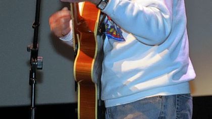Joe Negri performing in 2009.