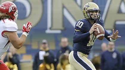 Pitt quarterback Trey Anderson looks to pass against Utah in the second quarter at Heinz Field this afternoon.