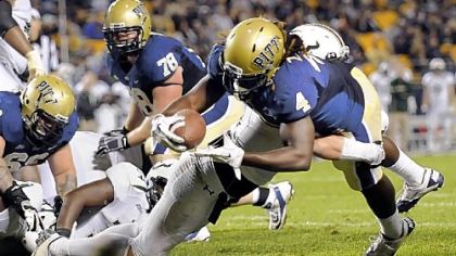 Pitt's Zach Brown dives into the end zone for a touchdown against USF in the third quarter.