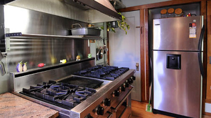 The kitchen has a professional Viking stove with six burners and a center griddle.