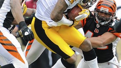 Mike Wallace picks up first down against the Bengals Sunday in Cincinnati.