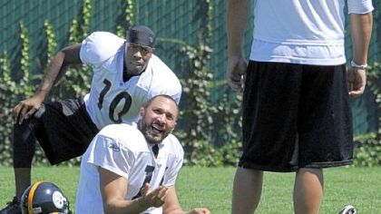 Ben Roethlisberger talks to teammates Charlie Batch and Dennis Dixon, rear, before practice Tuesday at the Steelers' South Side facilities.