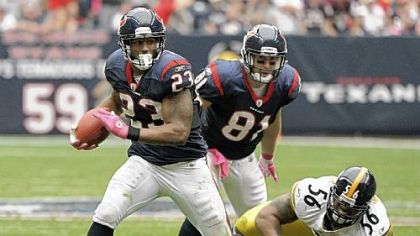 The Texans' Arian Foster (23) breaks away from Steelers outside linebacker LaMarr Woodley Sunday.