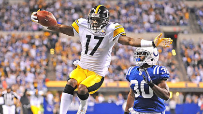 Mike Wallace hauls in an 81-yard touchdown pass from Ben Roethlisberger in the first quarter against the Colts Sunday in Indianapolis.