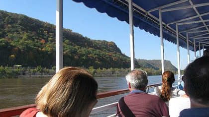 Sightseeing boats offer visitors a good view of the Upper Mississippi Valley.