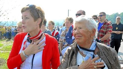 Carolyn Donaldson, a television anchor/reporter for WTAJ in Altoona, left, and Arlene Zelezelkar, a retired United Airlines attendant from McLean, Va., pledge allegiance at the opening of the service at the Flight 93 National Memorial.